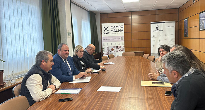 El Gobierno de Castilla-La Mancha otorgará a la IGP Espárrago Verde de Guadalajara un reconocimiento en los Premios Gran Selección Campo y Alma, que se celebrarán el 16 de mayo en Mora (Toledo), tras ser reconocida como figura de calidad en julio de 2024. Así se lo ha comunicado el consejero de Agricultura, Ganadería y Desarrollo Rural, Julián Martínez Lizán, al presidente de la Asociación ‘Espárrago de Guadalajara’, Adolfo López, como entidad que ha promovido esta IGP durante una reunión celebrada recientemente en Guadalajara. En este encuentro han estado presentes otros responsables de la Junta Directiva de esta asociación, así como la directora general de Producción Agroalimentaria y Cooperativas, Elena Escobar, y el delegado del área en la provincia de Guadalajara, Santos López. Casi un año después de obtener este reconocimiento, el Gobierno regional está contribuyendo a su promoción con acciones como la participación de la Asociación Espárrago de Guadalajara en la Feria Fruit Attraction 2024, en IFEMA Madrid, con un showcooking organizado en el stand de Campo y Alma para dar a conocer la nueva figura. El consejero también ha puesto en valor la alta calidad del espárrago verde de Guadalajara que se distingue por sus características especiales, como un sabor intenso y jugoso, ser muy poco fibroso y tener notas dulces y amargas. En cuanto a su zona de producción, comprende 44 municipios de la parte occidental de la provincia de Guadalajara, ubicados entre las comarcas de la Sierra, la Campiña y la Alcarria Alta. Por último, ha destacado el potencial agroalimentario de Guadalajara que además de la IGP Espárrago Verde, cuenta con la DOP de Vino Mondéjar; la DOP Aceite de La Alcarria; la DOP Miel de La Alcarria y la recién conseguida DOP Finca Río Negro.