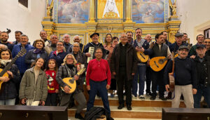La Ronda de los Mayos recorrió las plazas del centro de Guadalajara y acabó cantando a la Virgen de la Antigua