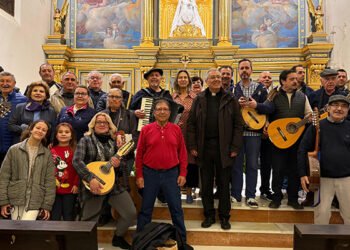 La Ronda de los Mayos recorrió las plazas del centro de Guadalajara y acabó cantando a la Virgen de la Antigua