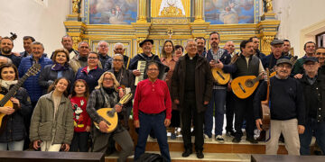 La Ronda de los Mayos recorrió las plazas del centro de Guadalajara y acabó cantando a la Virgen de la Antigua