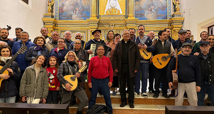 La Ronda de los Mayos recorrió las plazas del centro de Guadalajara y acabó cantando a la Virgen de la Antigua