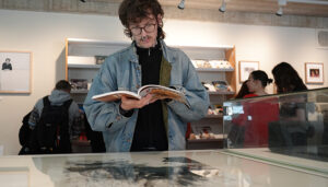 La Sala Parkett de la Facultad de Bellas Artes rinde homenaje a la coleccionista Helga de Alvear