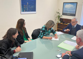 La alcaldesa de Guadalajara firma la escritura pública de la compra del antiguo edificio de Correos