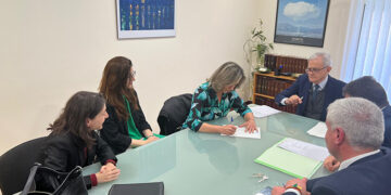 La alcaldesa de Guadalajara firma la escritura pública de la compra del antiguo edificio de Correos