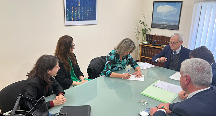 La alcaldesa de Guadalajara firma la escritura pública de la compra del antiguo edificio de Correos 1 La alcaldesa de Guadalajara firma la escritura pública de la compra del antiguo edificio de Correos