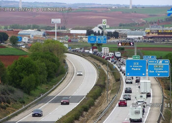 La colisión entre un turismo y un camión obliga a cortar la A-3 sentido Madrid en el kilómetro 166