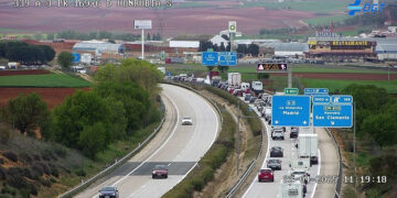 La colisión entre un turismo y un camión obliga a cortar la A-3 sentido Madrid en el kilómetro 166
