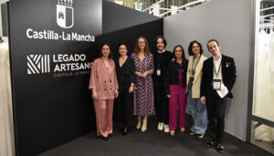 La diseñadora de Guadalajara Raquel López brilla en la Barcelona Bridal Fashion Week, junto a artesanas y artesanos de la región