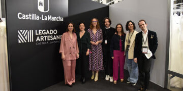 La diseñadora de Guadalajara Raquel López brilla en la Barcelona Bridal Fashion Week, junto a artesanas y artesanos de la región
