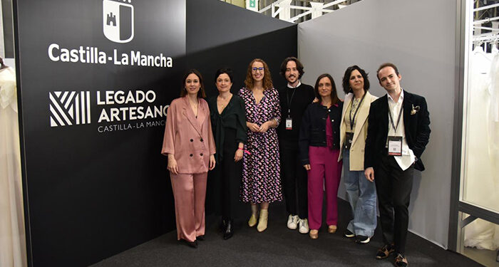 La diseñadora de Guadalajara Raquel López brilla en la Barcelona Bridal Fashion Week, junto a artesanas y artesanos de la región