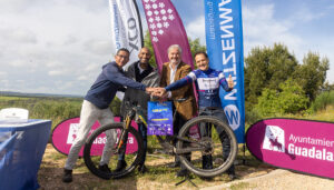 El Ayuntamiento de Guadalajara ha presentado junto con Witzenmanln ha presentado hoy la segunda edición del XCO Ciudad de Guadalajara, que se celebrará el próximo domingo 4 de mayo, en el circuito sobre el Mirador del Balconcillo, con salida y meta este año desde la ciudad, en la calle Salvador Dalí y que este año ya tiene categoría internacional.
En el acto de presentación, que tuvo lugar en ese entorno natural del circuito, con un recorrido de 6.5 km con 200 m de desnivel por vuelta, han participado el concejal de Deportes, Armengol Engonga; el director de Witzenmann Española, Rafael Merinero; el presidente de Alcarreña de Ciclismo, Mario Alcivar; y Aurelio Mayoral, miembro del equipo de organización y uno de los deportistas en la prueba.
Engonga subrayó este proyecto nació el año pasado gracias al Club de Ciclismo de Guadalajara, con la colaboración de la empresa Witzenmann Española y el Ayuntamiento de Guadalajara, “mejora su recorrido y contará con más de 500 ciclistas de montaña de este deporte olímpico". Además, expresó su agradecimiento a Rafael Merinero por su apoyo continuo en diversos proyectos deportivos y a Mario Alcivar por su dedicación en la formación de jóvenes ciclistas. Engonga también reconoció el trabajo de Aurelio Mayoral en la mejora del circuito y la incorporación de novedades para esta edición.
“El II XCO Guadalajara promete ser un evento emocionante y de alto nivel, con la participación de destacados ciclistas y la incorporación de novedades que harán del circuito un espectáculo visual para todos los espectadores”, apuntó Engonga que invitó a todos los ciudadanos de Guadalajara a acercarse y disfrutar de esta gran prueba deportiva.
Rafael Merinero, director de Witzenmann Española, destacó los valores que motivan a su empresa a apoyar iniciativas locales como el XCO Guadalajara. "Creemos en las iniciativas locales y en la promoción de los valores familiares y tecnológicos", afirmó Merinero. Subrayó que las bicicletas utilizadas en la prueba son de alta tecnología, lo que añade un valor adicional al evento. Merinero agradeció al Ayuntamiento y al Club de Ciclismo por su colaboración y deseó éxito a los participantes y espectadores.
Por su parte, Mario Alcivar, presidente del Club de Ciclismo de Guadalajara, agradeció el apoyo recibido y destacó el crecimiento de la Escuela Alcarreña de Ciclismo desde su fundación en 2018. "Somos una familia que ama el deporte y trabaja para que los niños disfruten practicando ciclismo", comentó Alcivar. También detalló las categorías y horarios de las pruebas que se llevarán a cabo el domingo, incluyendo las pruebas máster, élite femenina, élite masculino y junior, y la prueba de escuela.
Aurelio Mayoral, miembro del equipo de organización, explicó las mejoras implementadas en el circuito para esta edición. "Hemos incorporado el núcleo urbano de Guadalajara al recorrido y creado un circuito más seguro y técnico", señaló Mayoral.
Destacó la participación de destacados ciclistas nacionales e internacionales y la inclusión de la prueba en el calendario de la Unión Ciclista Internacional (UCI). "Este año, la prueba es puntuable no solo para el ranking nacional y de Castilla-La Mancha, sino también para el internacional", añadió.
Se espera la participación del campeón de España y medallista olímpico David Valero, que ya ha confirmado su inscripción; de David Campos, que es el subcampeón de España y ha sido campeón de Europa en el 2023.  En distancia corta estará Nuria Bos Picó, líder de la Copa de España actualmente y primer Punto al Élite en féminas.
