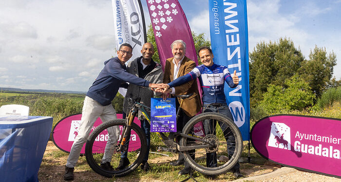 La segunda XCO Ciudad de Guadalajara será internacional y tendrá su salida y meta en la ciudad en la calle Salvador Dalí 1 El Ayuntamiento de Guadalajara ha presentado junto con Witzenmanln ha presentado hoy la segunda edición del XCO Ciudad de Guadalajara, que se celebrará el próximo domingo 4 de mayo, en el circuito sobre el Mirador del Balconcillo, con salida y meta este año desde la ciudad, en la calle Salvador Dalí y que este año ya tiene categoría internacional. En el acto de presentación, que tuvo lugar en ese entorno natural del circuito, con un recorrido de 6.5 km con 200 m de desnivel por vuelta, han participado el concejal de Deportes, Armengol Engonga; el director de Witzenmann Española, Rafael Merinero; el presidente de Alcarreña de Ciclismo, Mario Alcivar; y Aurelio Mayoral, miembro del equipo de organización y uno de los deportistas en la prueba. Engonga subrayó este proyecto nació el año pasado gracias al Club de Ciclismo de Guadalajara, con la colaboración de la empresa Witzenmann Española y el Ayuntamiento de Guadalajara, “mejora su recorrido y contará con más de 500 ciclistas de montaña de este deporte olímpico". Además, expresó su agradecimiento a Rafael Merinero por su apoyo continuo en diversos proyectos deportivos y a Mario Alcivar por su dedicación en la formación de jóvenes ciclistas. Engonga también reconoció el trabajo de Aurelio Mayoral en la mejora del circuito y la incorporación de novedades para esta edición. “El II XCO Guadalajara promete ser un evento emocionante y de alto nivel, con la participación de destacados ciclistas y la incorporación de novedades que harán del circuito un espectáculo visual para todos los espectadores”, apuntó Engonga que invitó a todos los ciudadanos de Guadalajara a acercarse y disfrutar de esta gran prueba deportiva. Rafael Merinero, director de Witzenmann Española, destacó los valores que motivan a su empresa a apoyar iniciativas locales como el XCO Guadalajara. "Creemos en las iniciativas locales y en la promoción de los valores familiares y tecnológicos", afirmó Merinero. Subrayó que las bicicletas utilizadas en la prueba son de alta tecnología, lo que añade un valor adicional al evento. Merinero agradeció al Ayuntamiento y al Club de Ciclismo por su colaboración y deseó éxito a los participantes y espectadores. Por su parte, Mario Alcivar, presidente del Club de Ciclismo de Guadalajara, agradeció el apoyo recibido y destacó el crecimiento de la Escuela Alcarreña de Ciclismo desde su fundación en 2018. "Somos una familia que ama el deporte y trabaja para que los niños disfruten practicando ciclismo", comentó Alcivar. También detalló las categorías y horarios de las pruebas que se llevarán a cabo el domingo, incluyendo las pruebas máster, élite femenina, élite masculino y junior, y la prueba de escuela. Aurelio Mayoral, miembro del equipo de organización, explicó las mejoras implementadas en el circuito para esta edición. "Hemos incorporado el núcleo urbano de Guadalajara al recorrido y creado un circuito más seguro y técnico", señaló Mayoral. Destacó la participación de destacados ciclistas nacionales e internacionales y la inclusión de la prueba en el calendario de la Unión Ciclista Internacional (UCI). "Este año, la prueba es puntuable no solo para el ranking nacional y de Castilla-La Mancha, sino también para el internacional", añadió. Se espera la participación del campeón de España y medallista olímpico David Valero, que ya ha confirmado su inscripción; de David Campos, que es el subcampeón de España y ha sido campeón de Europa en el 2023. En distancia corta estará Nuria Bos Picó, líder de la Copa de España actualmente y primer Punto al Élite en féminas.