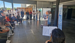 Lecturas compartidas en el vestíbulo del Hospital Virgen de la Luz de Cuenca para celebrar el Día del Libro