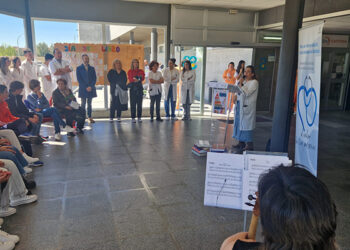 Lecturas compartidas en el vestíbulo del Hospital Virgen de la Luz de Cuenca para celebrar el Día del Libro