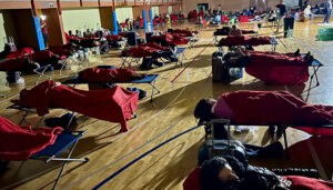 Más de 400 personas atrapadas en el AVE destino Madrid pasaron la noche en el polideportivo de San Fernando