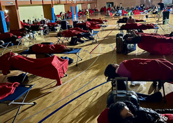 Más de 400 personas atrapadas en el AVE destino Madrid pasaron la noche en el polideportivo de San Fernando 1 Más de 400 personas atrapadas en el AVE destino Madrid pasaron la noche en el polideportivo de San Fernando