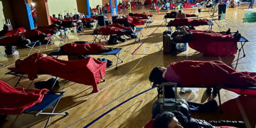 Más de 400 personas atrapadas en el AVE destino Madrid pasaron la noche en el polideportivo de San Fernando