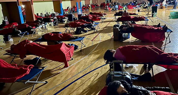 Más de 400 personas atrapadas en el AVE destino Madrid pasaron la noche en el polideportivo de San Fernando 1 Más de 400 personas atrapadas en el AVE destino Madrid pasaron la noche en el polideportivo de San Fernando