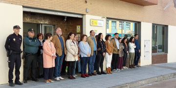 Minuto de silencio en la Subdelegación del Gobierno de Guadalajara para condenar el asesinato machista de una mujer en Ourense