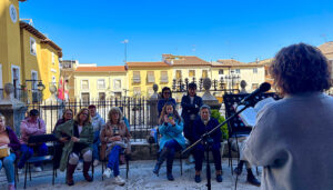 Mondéjar celebra el Día del Libro con una emotiva lectura popular en la lonja de la Iglesia de Santa Mª Magdalena