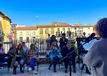 Mondéjar celebra el Día del Libro con una emotiva lectura popular en la lonja de la Iglesia de Santa Mª Magdalena