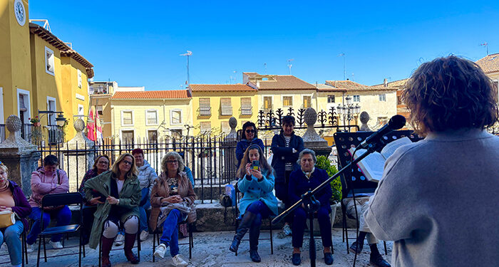 Mondéjar celebra el Día del Libro con una emotiva lectura popular en la lonja de la Iglesia de Santa Mª Magdalena