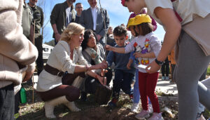 Niños del colegio ‘Fuente Vieja’ de Mira participan en una plantación simbólica de árboles para recuperar el entorno natural de su pueblo