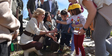 Niños del colegio ‘Fuente Vieja’ de Mira participan en una plantación simbólica de árboles para recuperar el entorno natural de su pueblo