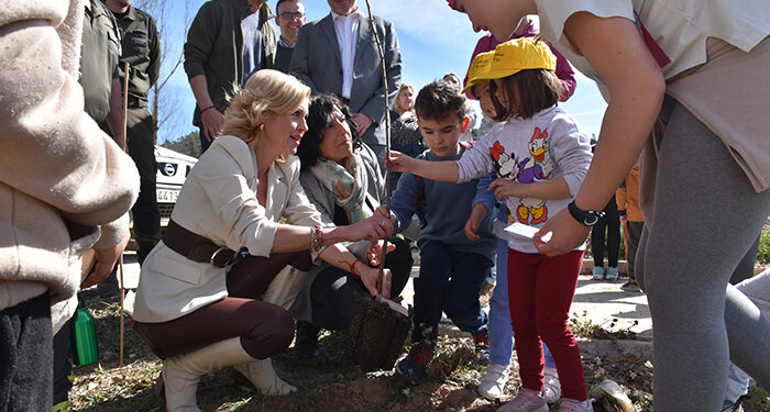Niños del colegio ‘Fuente Vieja’ de Mira participan en una plantación simbólica de árboles para recuperar el entorno natural de su pueblo 1 Niños del colegio ‘Fuente Vieja’ de Mira participan en una plantación simbólica de árboles para recuperar el entorno natural de su pueblo