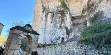 Retirado el complejo andamio instalado para la reconstrucción y consolidación del muro de Bajada de Las Angustias