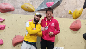 El  Club Deportivo amiab sigue celebrando los éxitos de sus integrantes. En este caso, el deportista Sergio Aznárez Rosado, ciego y con Trastorno del Espectro Autista (TEA), ha firmado un segundo puesto en categoría B1 (ceguera total, pero que no contempla el autismo) en la Copa de España de Paraescalada, celebrada este sábado 26 de abril en Vic (Barcelona).Aznárez Rosado, quien solo ha estado en dos competiciones contando ésta, ha participado en la competición de la mano de la Federación de Deportes de Montaña, seleccionado con la Selección de Escalada de Castilla-La Mancha.Su entrenador, Pedro Almagro ‘Pantxo’, lo ha acompañado en esta cita de la que han regresado “muy contentos”. El sábado por la mañana en las rondas clasificatorias había dos vías: “Sergio subió la primera bastante bien y eso que para su categoría eran muy difíciles y a él le cuestan bastante, porque tienen mucho desplome y agarres no tan buenos como los que solemos entrenar, además de que no se tiene en cuenta que tiene TEA, algo que le influye también”, comenta Pantxo.Por la tarde, que eran las finales para las que él ya estaba clasificado, subió su vía, que era bastante complicada, pero también y para que pudiera disfrutar más, le dieron la opción de cambiar de vía a una más asequible. “Lo hizo muy bien, subió mucho y le faltaron solo cuatro o cinco presas para subir del todo”, explica su entrenador, quien añade que “el ambiente ha sido muy bueno, la gente muy acogedora, han estado muy pendientes de Sergio y yo creo que ha disfrutado mucho”.Pantxo asegura que le ha gustado la experiencia, “ha sido muy emocionante porque ves a tanta gente sin una mano, sin una pierna, con ceguera, escalando… y con Sergio he hecho un buen binomio, me ha hecho caso en todo, ha estado muy atento y, aunque tenemos que mejorar cosas, ha peleado mucho y la gente nos comentó que se había emocionado con su actuación”.La siguiente prueba será el 7 de junio en Mallorca, a la que también está previsto que asista el deportista de amiab.
