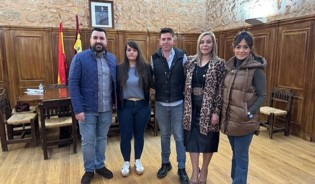 Toman posesión de sus actas tres nuevos concejales de Villanueva de la Jara 1 Toman posesión de sus actas tres nuevos concejales de Villanueva de la Jara