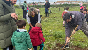 Un total de 200 familias participan en la plantación de árboles en la finca de Castillejos con la actividad Un nacimiento, un árbol