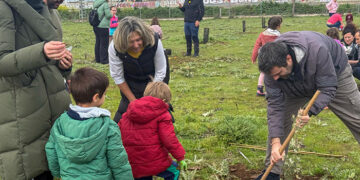 Un total de 200 familias participan en la plantación de árboles en la finca de Castillejos con la actividad «Un nacimiento, un árbol»