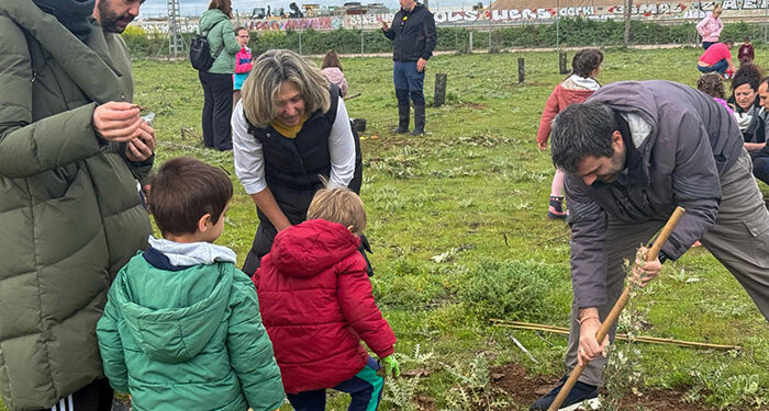 Un total de 200 familias participan en la plantación de árboles en la finca de Castillejos con la actividad Un nacimiento, un árbol