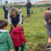 Un total de 200 familias participan en la plantación de árboles en la finca de Castillejos con la actividad Un nacimiento, un árbol