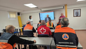 Un total de once integrantes de agrupaciones de voluntarios de Protección Civil y Cruz Roja se forman en inmovilización y traslado de pacientes