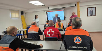 Un total de once integrantes de agrupaciones de voluntarios de Protección Civil y Cruz Roja se forman en inmovilización y traslado de pacientes