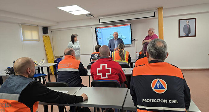 Un total de once integrantes de agrupaciones de voluntarios de Protección Civil y Cruz Roja se forman en inmovilización y traslado de pacientes