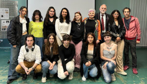 Una alumna de la Escuela de Arte Elena de la Cruz, autora de la nueva imagen corporativa de la Sala de Arte de la Junta en Guadalajara