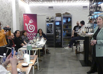 Una quincena de personas participan en la cata maridaje del restaurante Cuatro Sabores