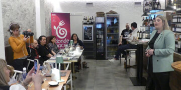 Una quincena de personas participan en la cata maridaje del restaurante Cuatro Sabores