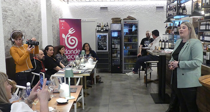 Una quincena de personas participan en la cata maridaje del restaurante Cuatro Sabores 1 Una quincena de personas participan en la cata maridaje del restaurante Cuatro Sabores