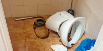 Vandalizan un baño en la calle Severo Catalina de Cuenca