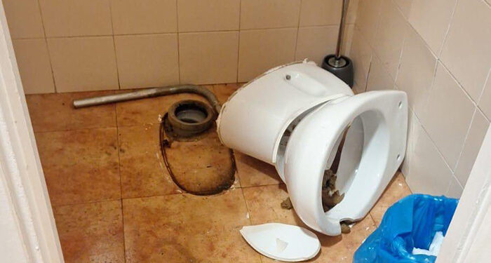 Vandalizan un baño en la calle Severo Catalina de Cuenca 1 Vandalizan un baño en la calle Severo Catalina de Cuenca