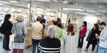 Visita institucional a la formación Dual de ‘Operaciones auxiliares de montaje y mantenimiento de equipos eléctricos y electrónicos’, impartida en la empresa AIRIS