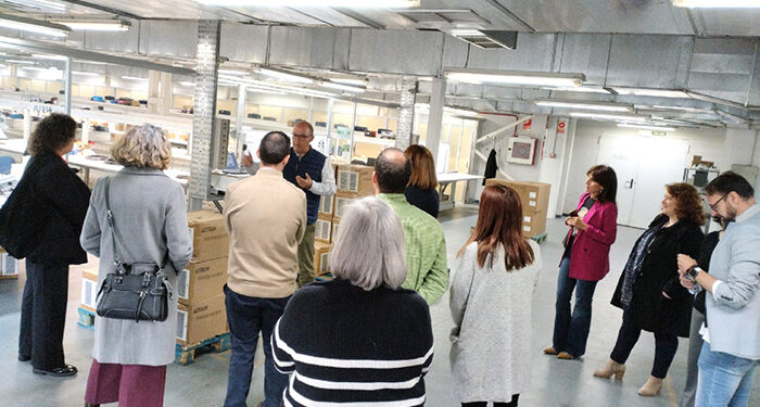 Visita institucional a la formación Dual de ‘Operaciones auxiliares de montaje y mantenimiento de equipos eléctricos y electrónicos’, impartida en la empresa AIRIS 1 Visita institucional a la formación Dual de ‘Operaciones auxiliares de montaje y mantenimiento de equipos eléctricos y electrónicos’, impartida en la empresa AIRIS
