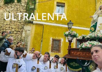Ultralenta. El paso de la Santísima Virgen del Amparo por la curva de la calle del Peso