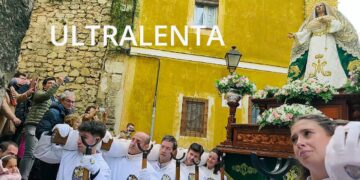 Ultralenta. El paso de la Santísima Virgen del Amparo por la curva de la calle del Peso