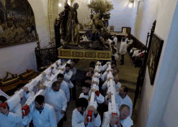 Vídeo. Ensamblaje del grupo escultórico de San Pedro Apóstol